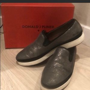 Donald J Pliner gunmetal Snake leather flats SZ 10